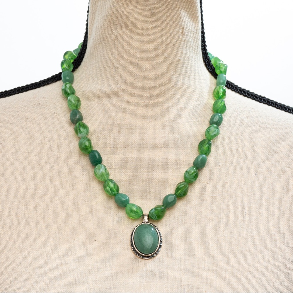 Jade look beaded pendant necklace silver tone